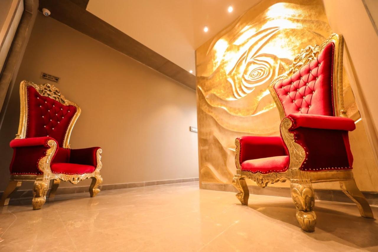 Hotel Mvr Grand Kanpur Buitenkant foto