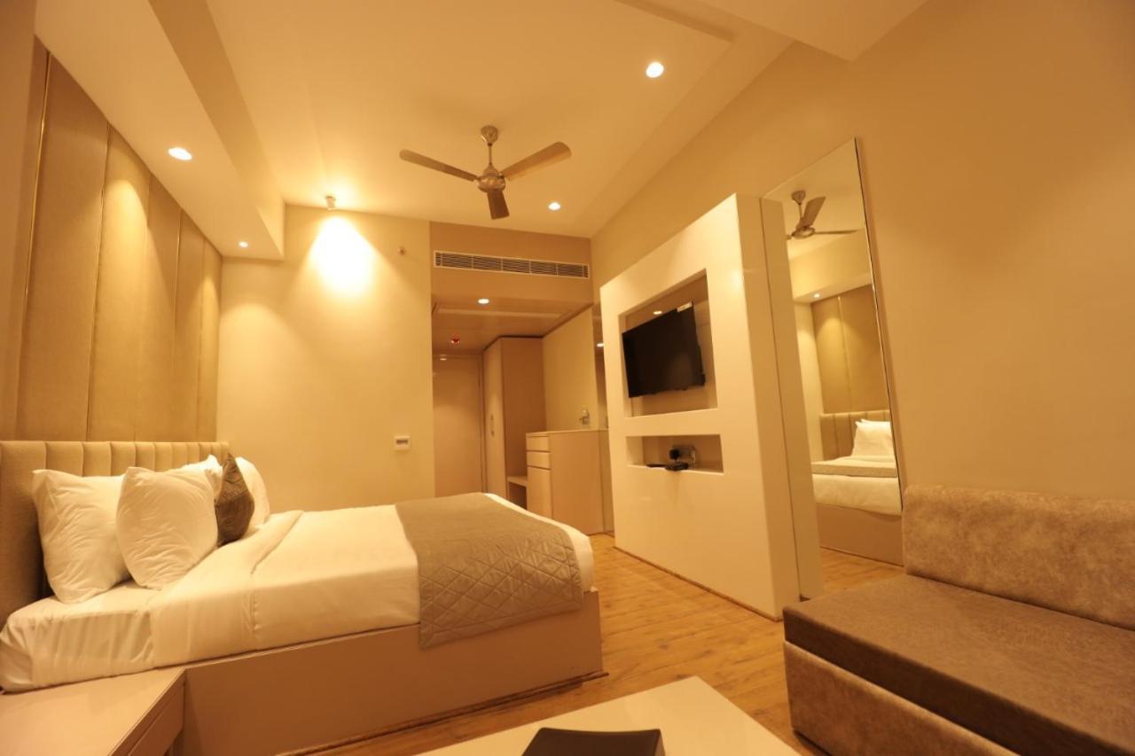 Hotel Mvr Grand Kanpur Buitenkant foto