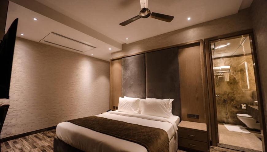 Hotel Mvr Grand Kanpur Buitenkant foto