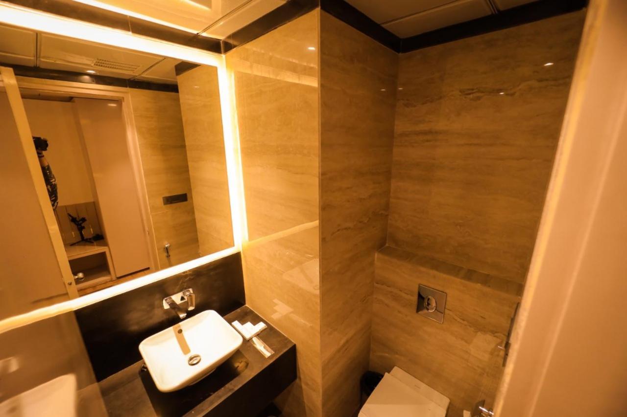 Hotel Mvr Grand Kanpur Buitenkant foto