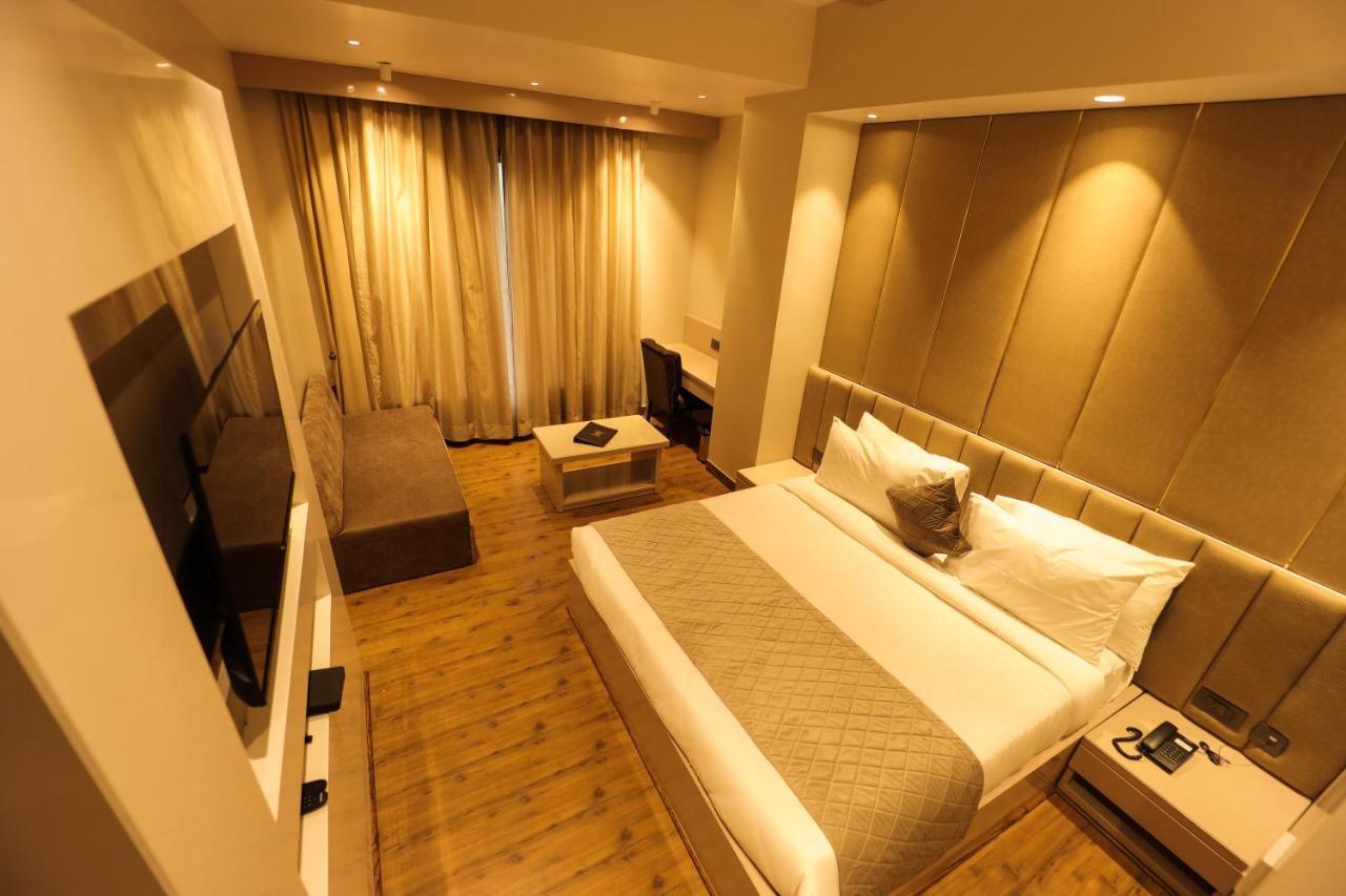 Hotel Mvr Grand Kanpur Buitenkant foto